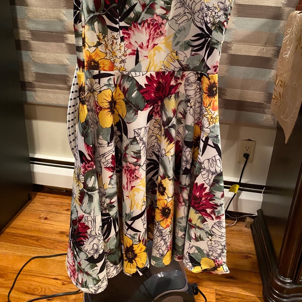 Thin strap floral dress- midi - Picture 3 of 3